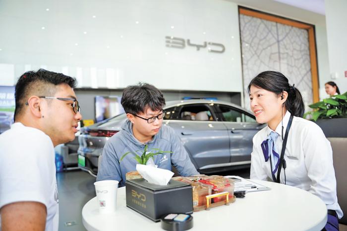 在新能源汽車(chē)熱潮中，周婷的“制勝法寶”